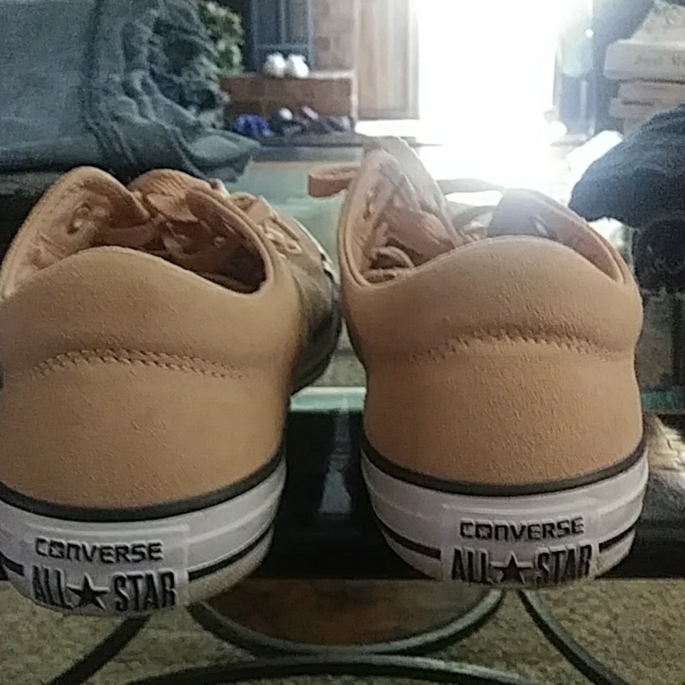 Tennis shoes